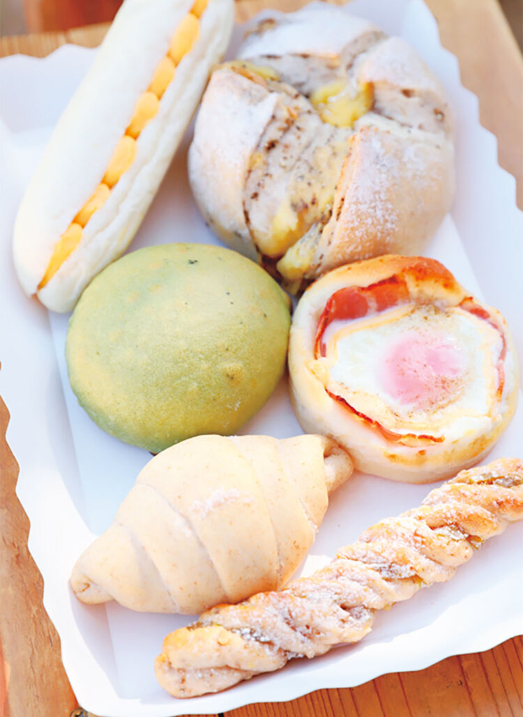 手前から干し芋スティック130円、名物の塩パン160円、奥はラクレット＆黒胡椒パン860円など。