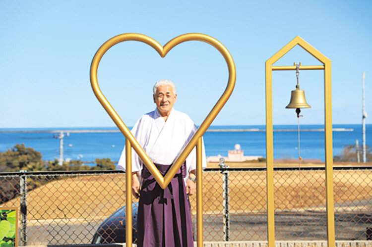 「サツマイモの葉はハート形なんです」と宮司の宮本正詞さん。