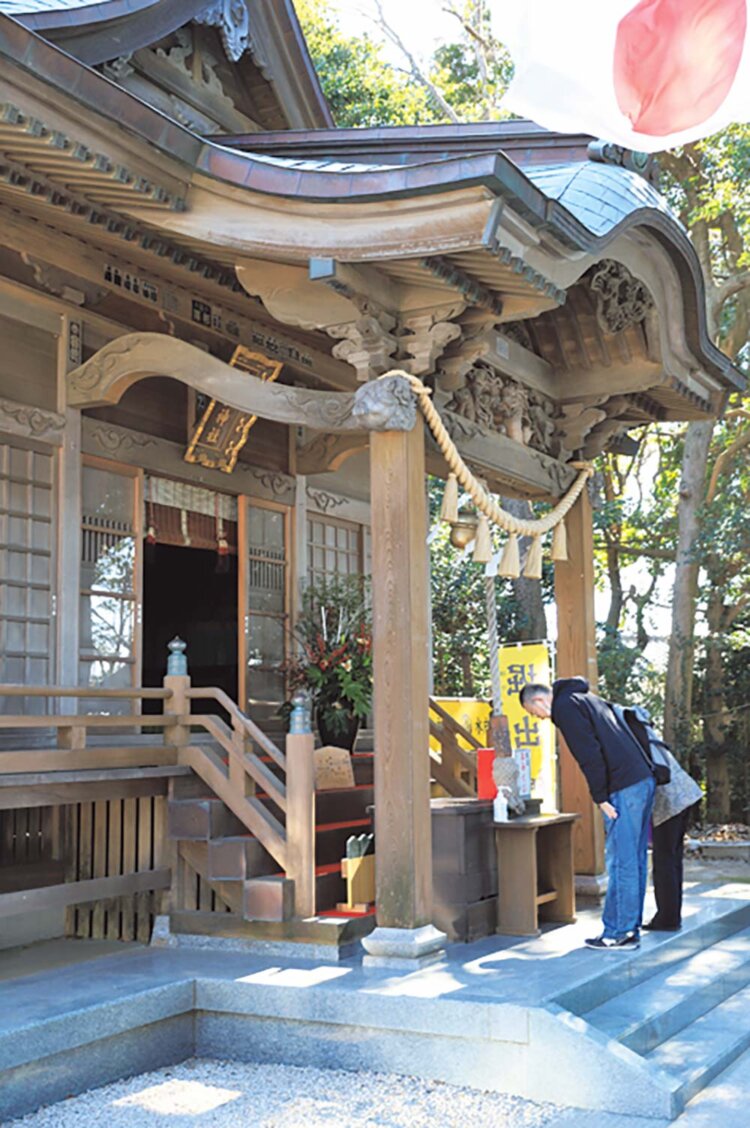 堀出神社の拝殿は再建だが、精巧な木鼻の彫刻は創建時のもの。