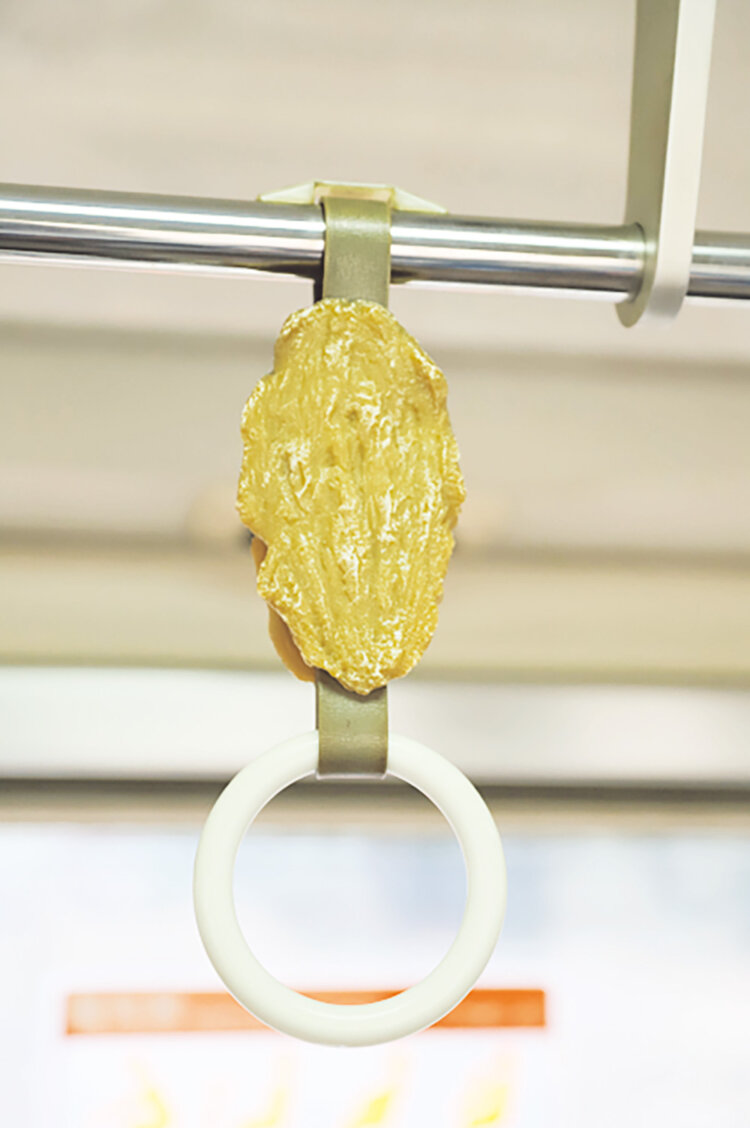リアルな姿に喉が鳴る！　湊線では、干し芋風つり革の車両が走ることも。乗れたらラッキー！