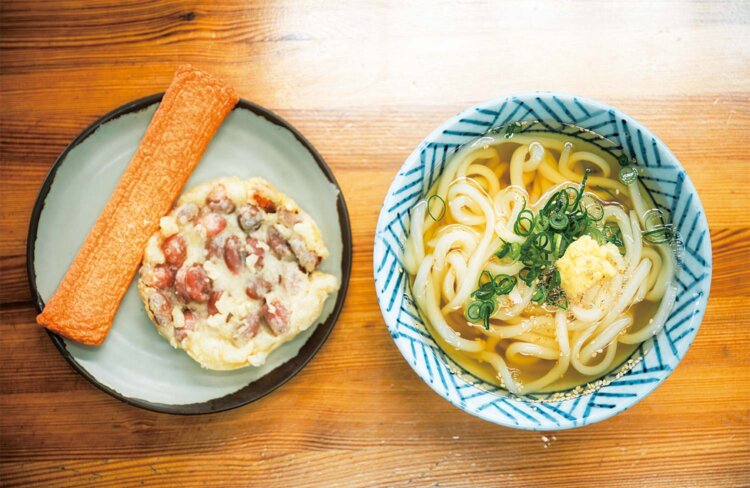 かけうどん小320円、天ぷらは各種130円。甘く炊いた金時豆の天ぷらや練り物のエビ天は香川ならでは。