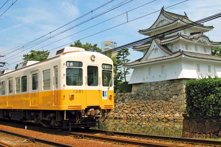 高松築港駅すぐにある玉藻（たまも）公園。お堀のそばを列車が走る姿を見られる（写真＝香川県観光協会）。
