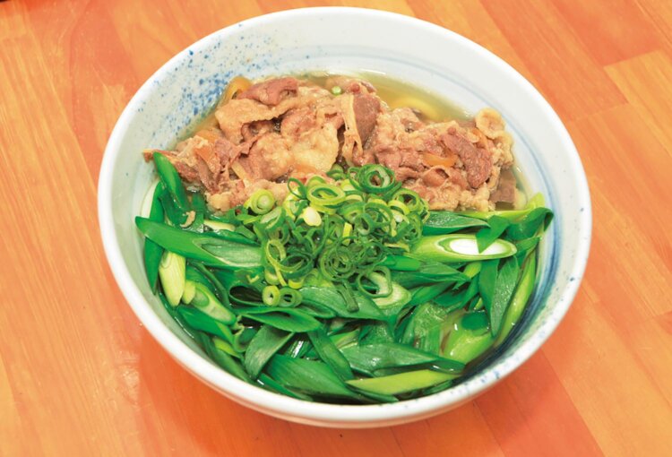 ねぎねぎ肉うどん1000円は、朝採れのネギと甘辛く炊いた牛肉で麺が見えないほど。
