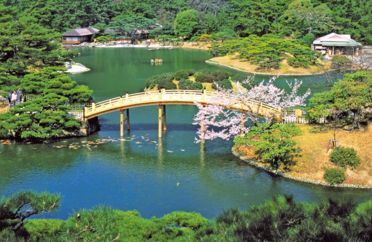 3月下旬～4月上旬、ソメイヨシノを中心に約330本の桜が咲き誇る。●栗林公園駅から徒歩7分（写真＝香川県観光協会）。