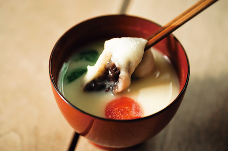 湯上がりには、郷土料理の讃岐あんもち雑煮600円を。