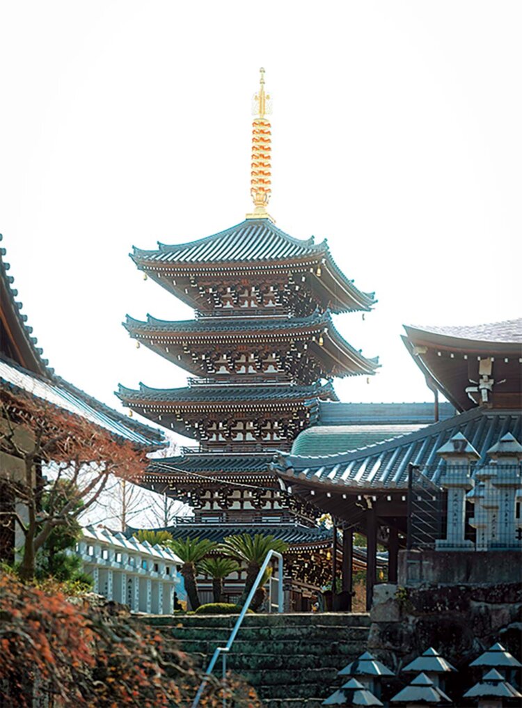 江戸時代の商家や町家が点在するお成り街道（写真上）を通って、浄土宗開祖・法然が滞在したと伝わる寺がルーツの法然寺へ。●仏生山駅から徒歩24分。