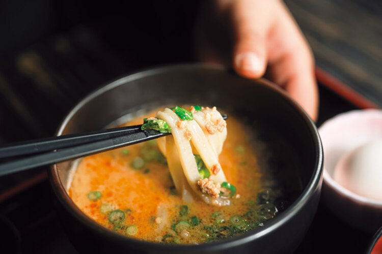 伊吹島産のいりこと香川の白みそを使用した担々ごまだれにくぐらせていただく、ごまだれ担々つけうどん1玉（小）1100円。