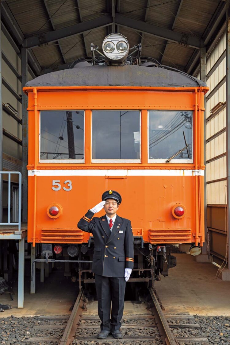 幼少期から親しんできたばたでんで、多様な業務を担いながら、運転士としても活躍する宅野康平さん。後方は日本最古級のデハニ50形。現在は体験運転専用線を往復している。