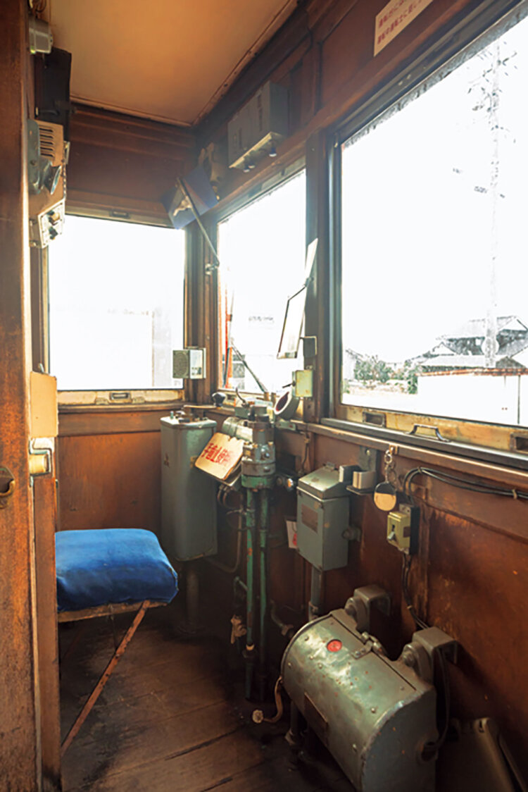 昭和4年（1929）製造、約80年間の現役運転を終えたデハニ50形の運転席。体験運転（要予約）は、雲州平田駅構内にある約120mの専用線を2往復できる。初回1万2000円。