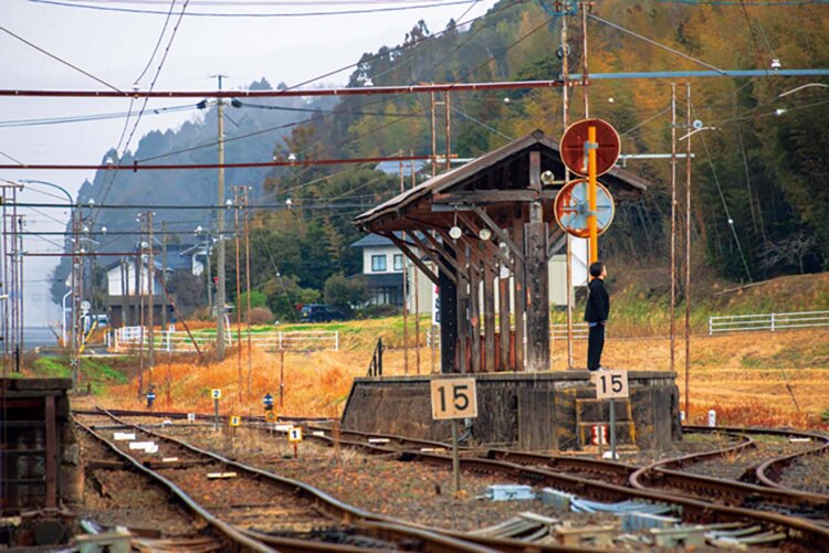 かつては一畑薬師への参詣鉄道として、一畑口駅（写真）から3.3km先の一畑駅まで続いていた。太平洋戦争末期に不要不急として休止に。