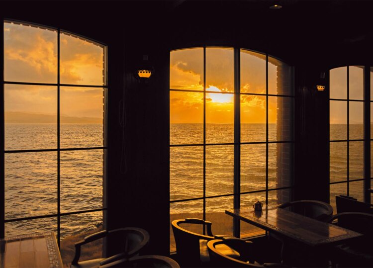 窓際の席から見える宍道湖の夕景。朝にはシジミ漁の光景が。