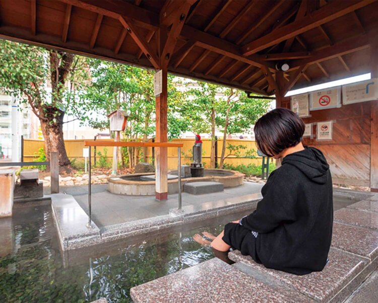 駅前で気軽に足湯！　ナトリウム・カルシウム-硫酸塩・塩化物泉の湯が湧く。無料で利用可能。●松江しんじ湖温泉駅下車すぐ。