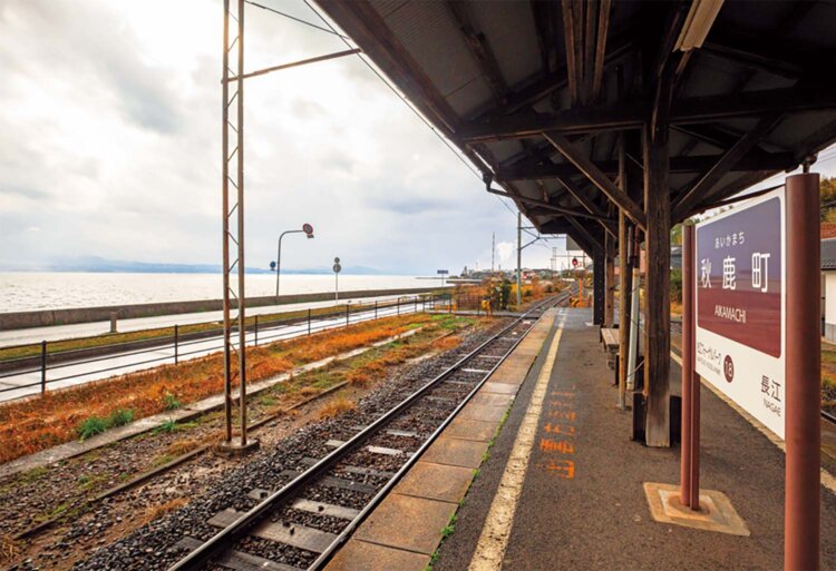 昭和3年（1928）に開設の秋鹿町（あいかまち）駅。目の前は宍道湖、天気がよければ大山（だいせん）や三瓶山（さんべさん）が望めることも。