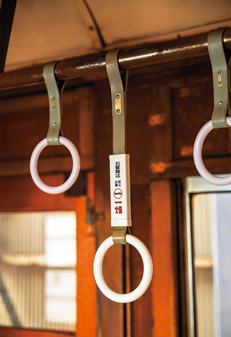 デハニ50形の吊り革に残る一畑百貨店の広告。