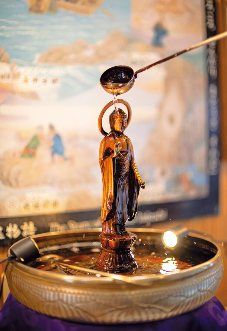 お茶湯（ちゃとう）場でお薬師様にお茶をかけて参拝する。