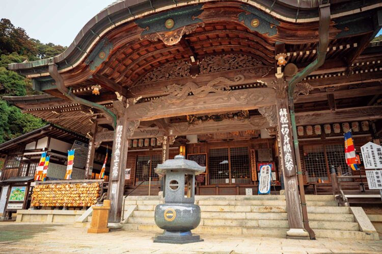 標高200mの山上に立つ本堂。