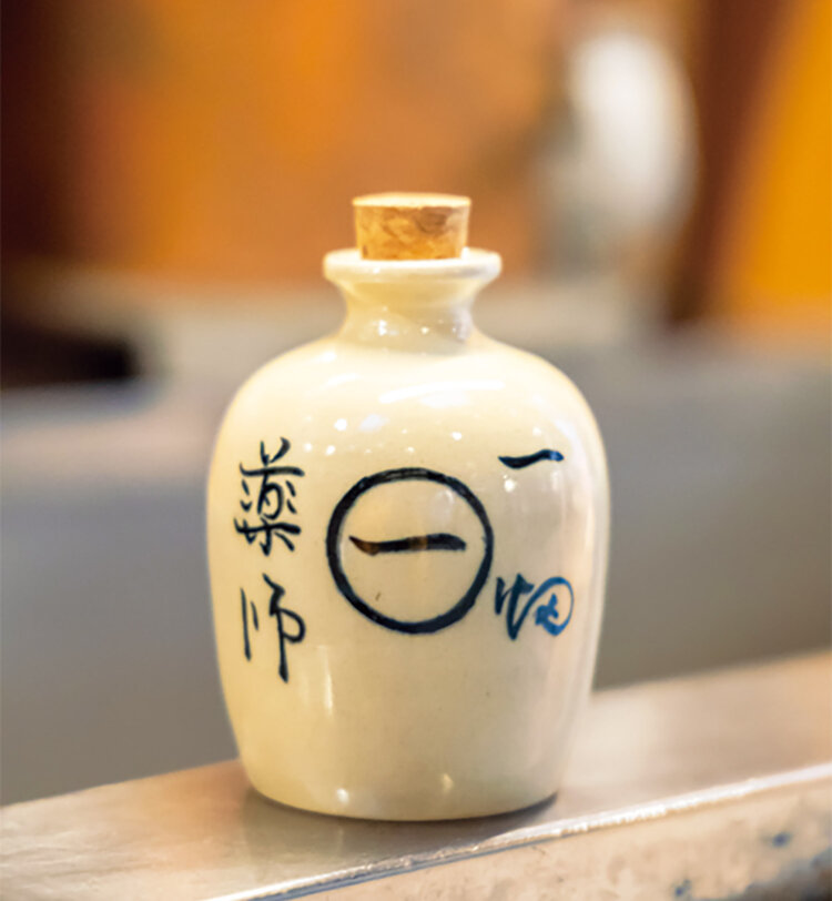 お茶湯を持ち帰る徳利 2000円。護摩の灰を用いた出雲本宮焼。