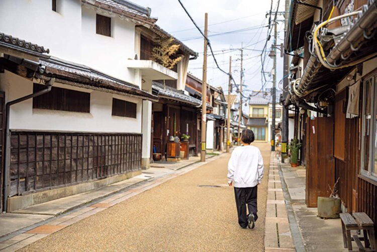 綿花の集積地として栄えた木綿（もめん）街道。およそ30軒の町家が残る。●雲州平田駅から徒歩10分。