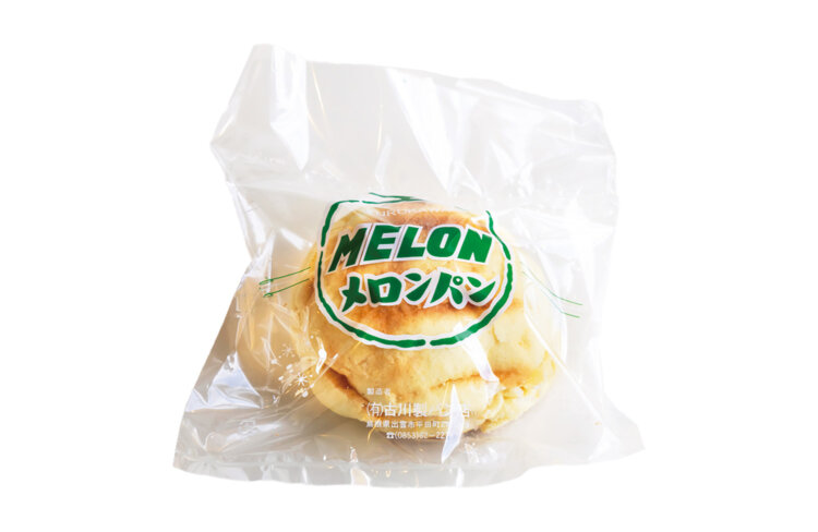 約70年前、2代目が考案した名物のメロンパン178円。オリジナルのバタークリーム入り。