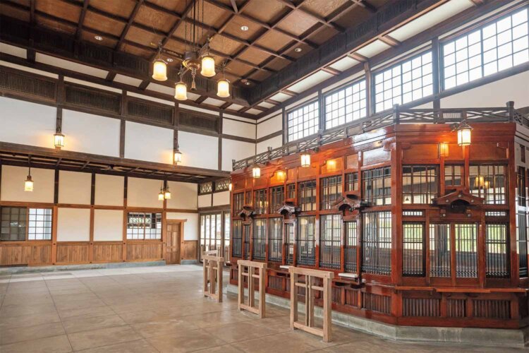 内部は昭和初期の姿に復原。全国に3件しかない、重要文化財の駅舎だ。●出雲大社前駅から徒歩10分。