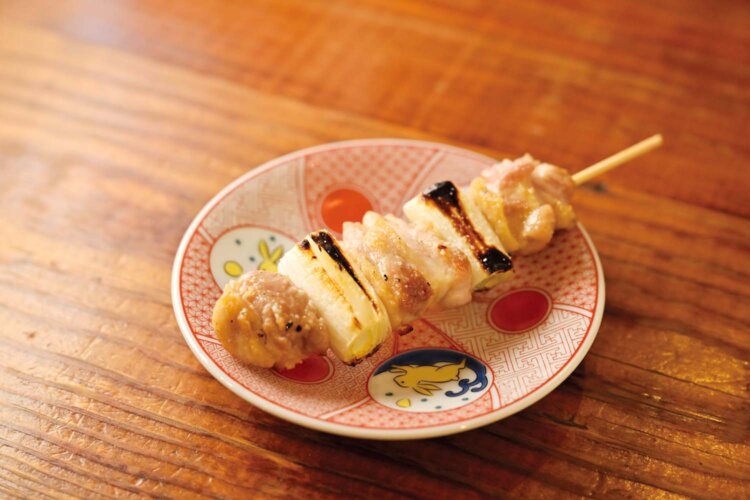 ねぎま240円など佐賀のみつせ鶏を使う焼き鳥も。