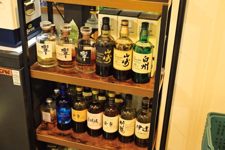 コロナ禍のときウイスキーにハマり、お店でもたくさん置くように！　山崎18年などウイスキーは約50種。