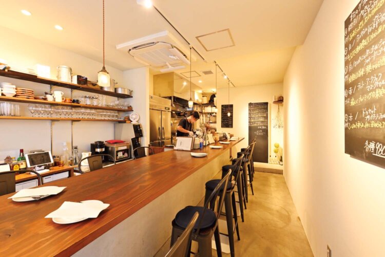 手前だけ向かい合える4席に。