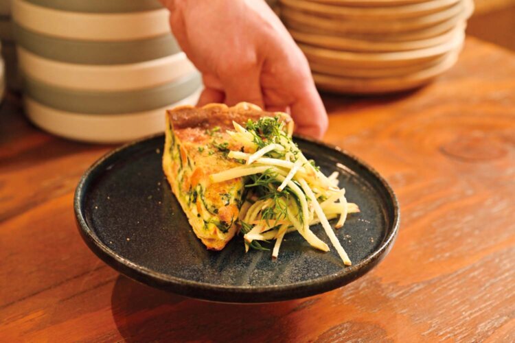 本日のキッシュ900円をはじめ、フランスの家庭料理が基本なのだ。