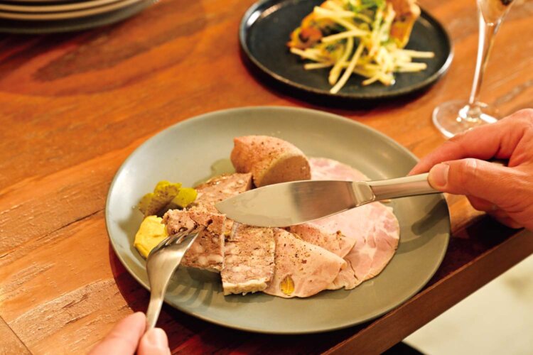 自家製シャルキュトリー盛り合わせハーフも男気価格の1500円。