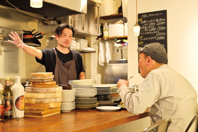 「塩味控えめで食材の味を生かしたい。それに合うよう、ワインもナチュールで揃えてます」と、店主の菅祐二さん。