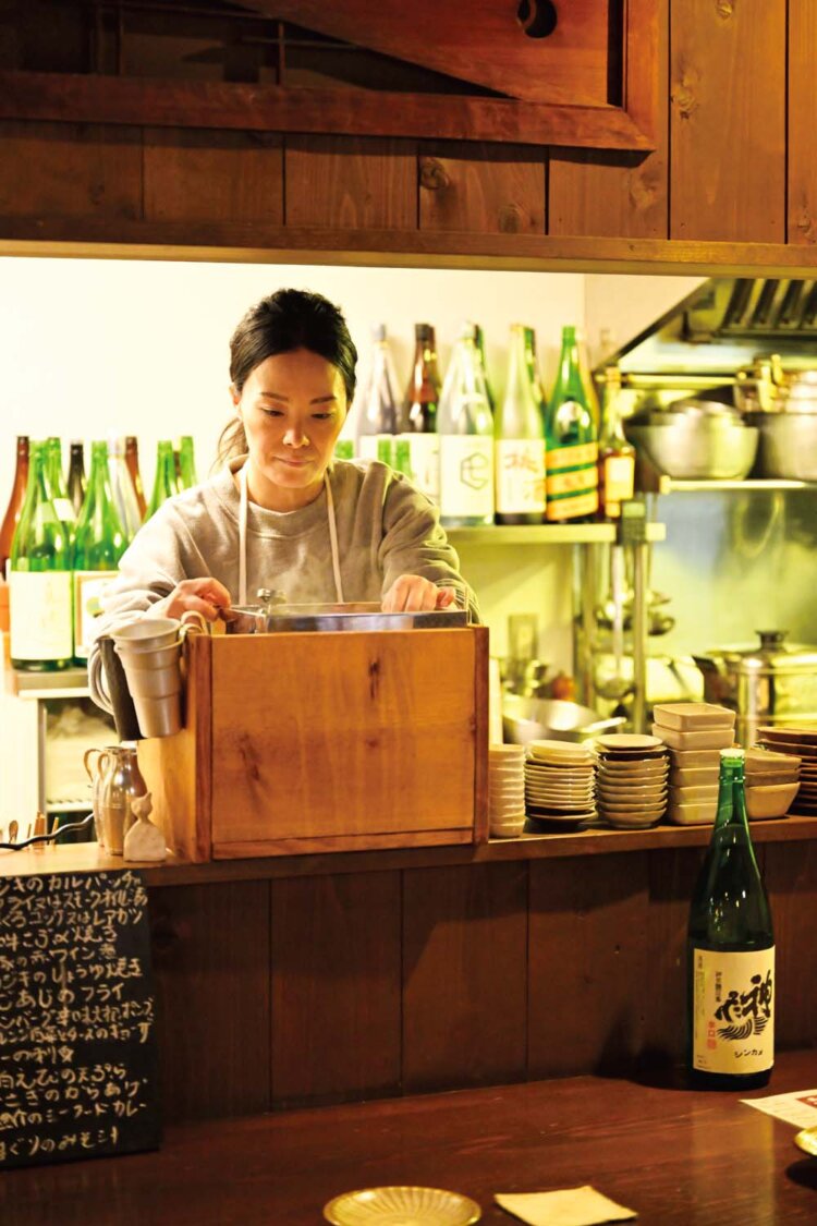 酒器・食器などは民藝品や骨董品を中心に揃えています