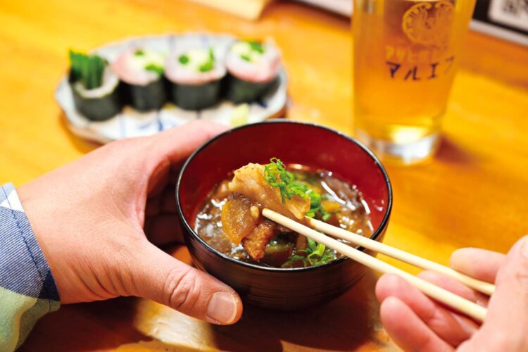 すじ煮込み500円は奥さん手製らしい。