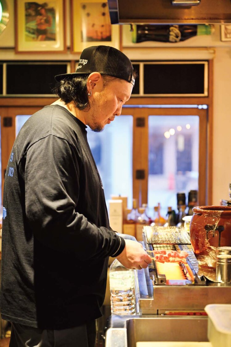 店主の大塚雄士さんは赤提灯に短冊メニューの店から、思い切っていまの店にリニューアル。スマホ注文導入は、自身が飲みにいったとき、店員に話しかけられるのが苦手だから！