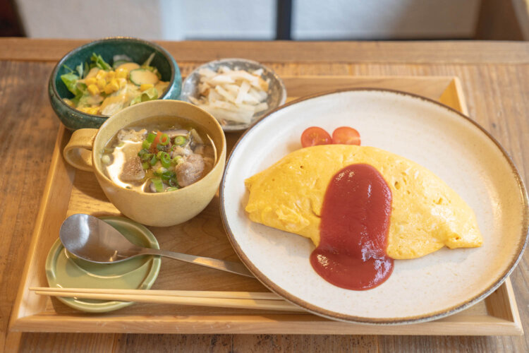 スープ1種類にオムライス、サラダと小鉢がついたCセット1550円。