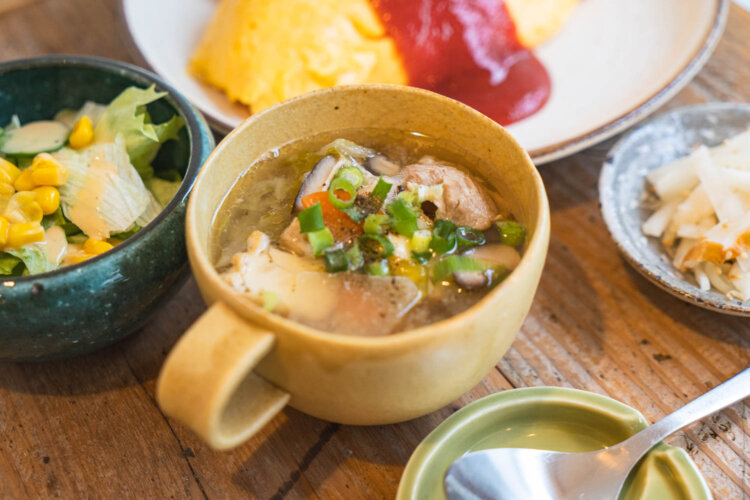 cocciのやさしい豚汁は具沢山。