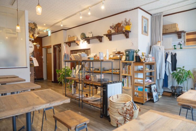暮らしにまつわる文具や器などを販売。店内利用できる絵本や雑誌も置かれている。