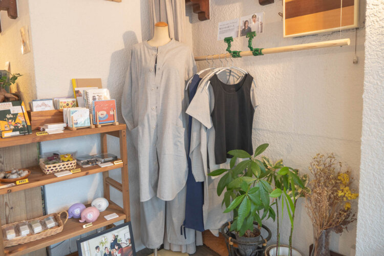 川船さんが手がけるアパレルブランド「sumigi」のコーナー。肌にやさしい炭繊維を使用。
