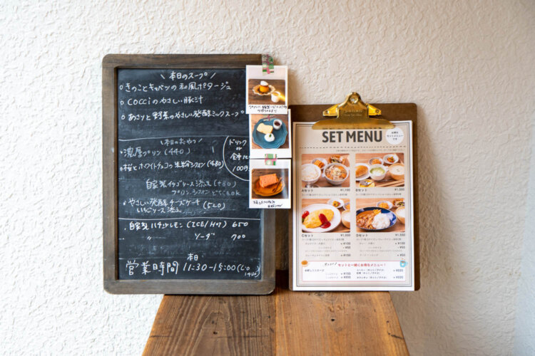 本日のスープは黒板に。手づくりおやつの濃厚プリンや米粉シフォンケーキも人気。