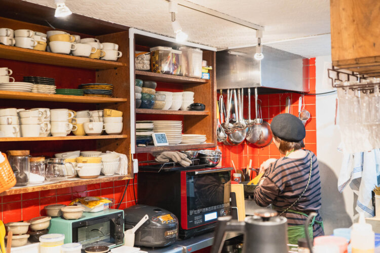 キッチンの赤いタイルや棚は「カフェテラスごん」のものを残している。