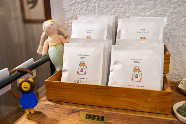 「カフェテラスごん」マスター夫妻の愛猫「ふくちゃん」をマスコットキャラクターに起用。コーヒードリップパックは330円。