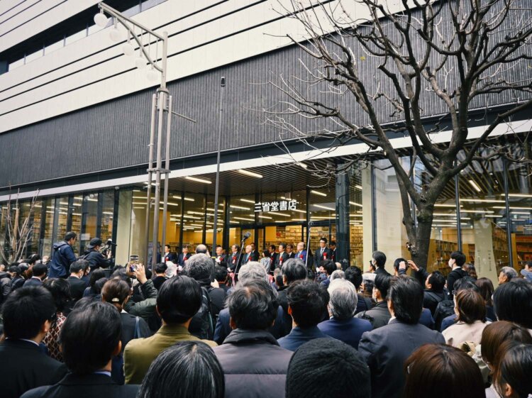 オープン直前の様子。多くの人が集まり、注目を寄せていました。