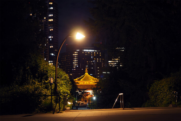 夜に上野公園から望む不忍池辯天堂。