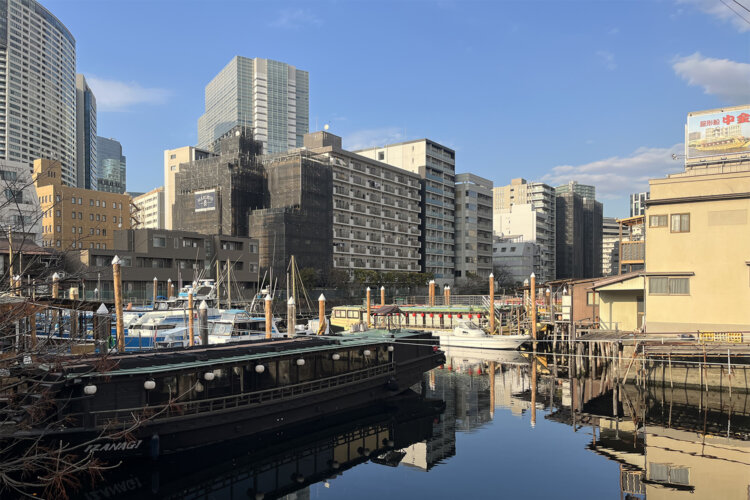 北品川橋から北を見ると、奥に品川駅付近のビルが見える。