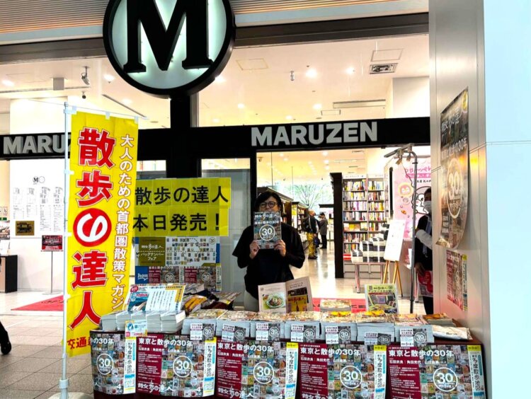 発売日当日のデモ販売には編集長の平岩も店頭に立ちました。