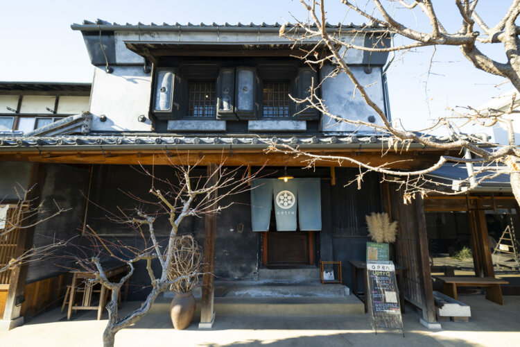 古民家複合施設『はかり屋』にある歴史を感じさせるたたずまい。