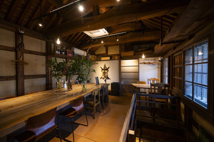 テーブルに古材を使用し、木の温もりに抱かれる2階席。