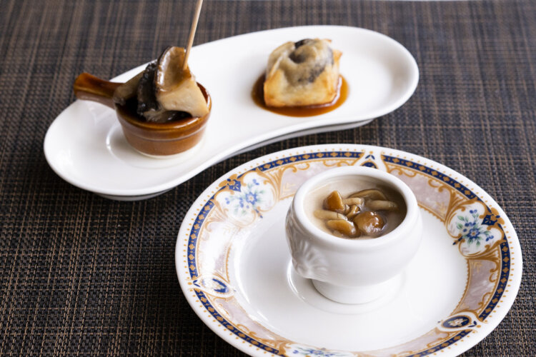 ランチパスタコース2750円から、シャンピニオンクリームと前菜2種。