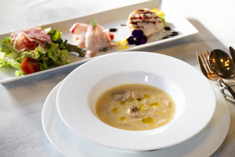 ランチコース2980円から長ネギのポタージュと前菜盛合わせ。