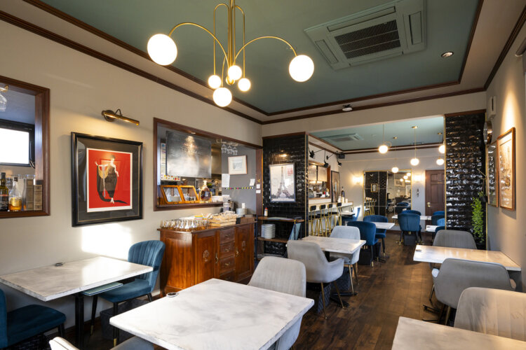 金×黒がテーマカラーの店内にはモダンジャズが流れくつろげる。