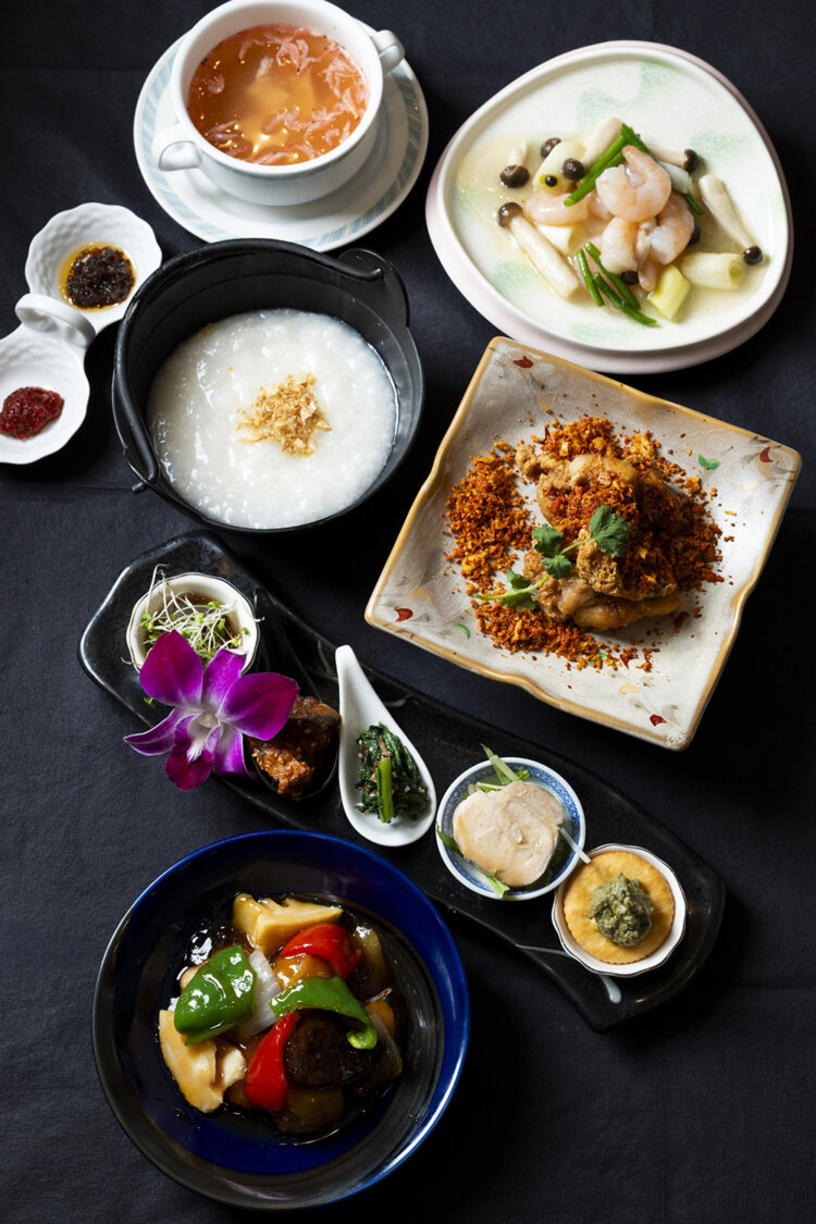 前菜盛り合わせ、スープ、大菜、日替りの一品、8種から選べる主菜、お食事、デザートからなるプリフィックスランチコース2500円。